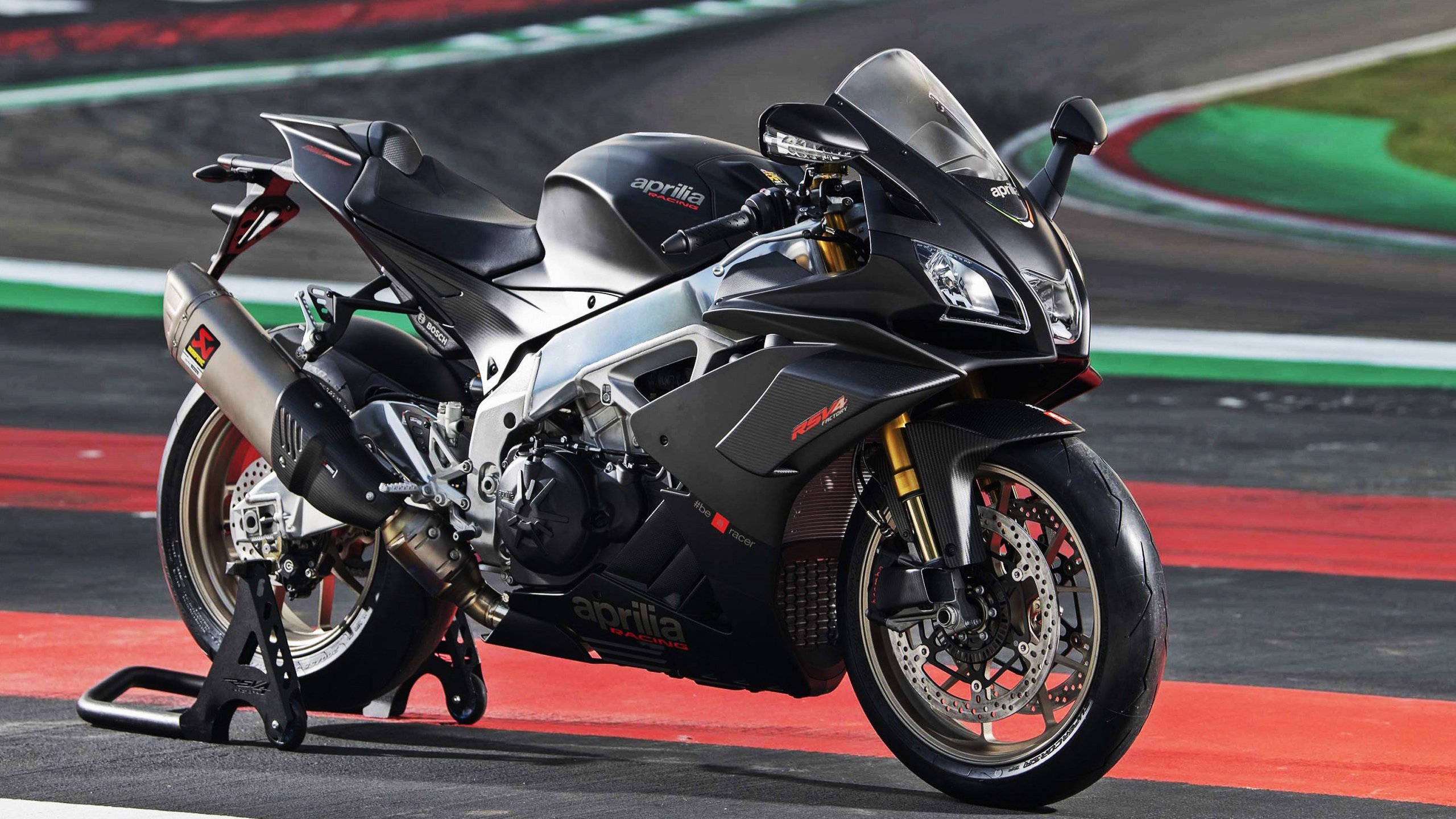 -谁将成为足球领域的霸主？看激烈比赛谁能脱颖而出！，谁是足球界最厉害的人