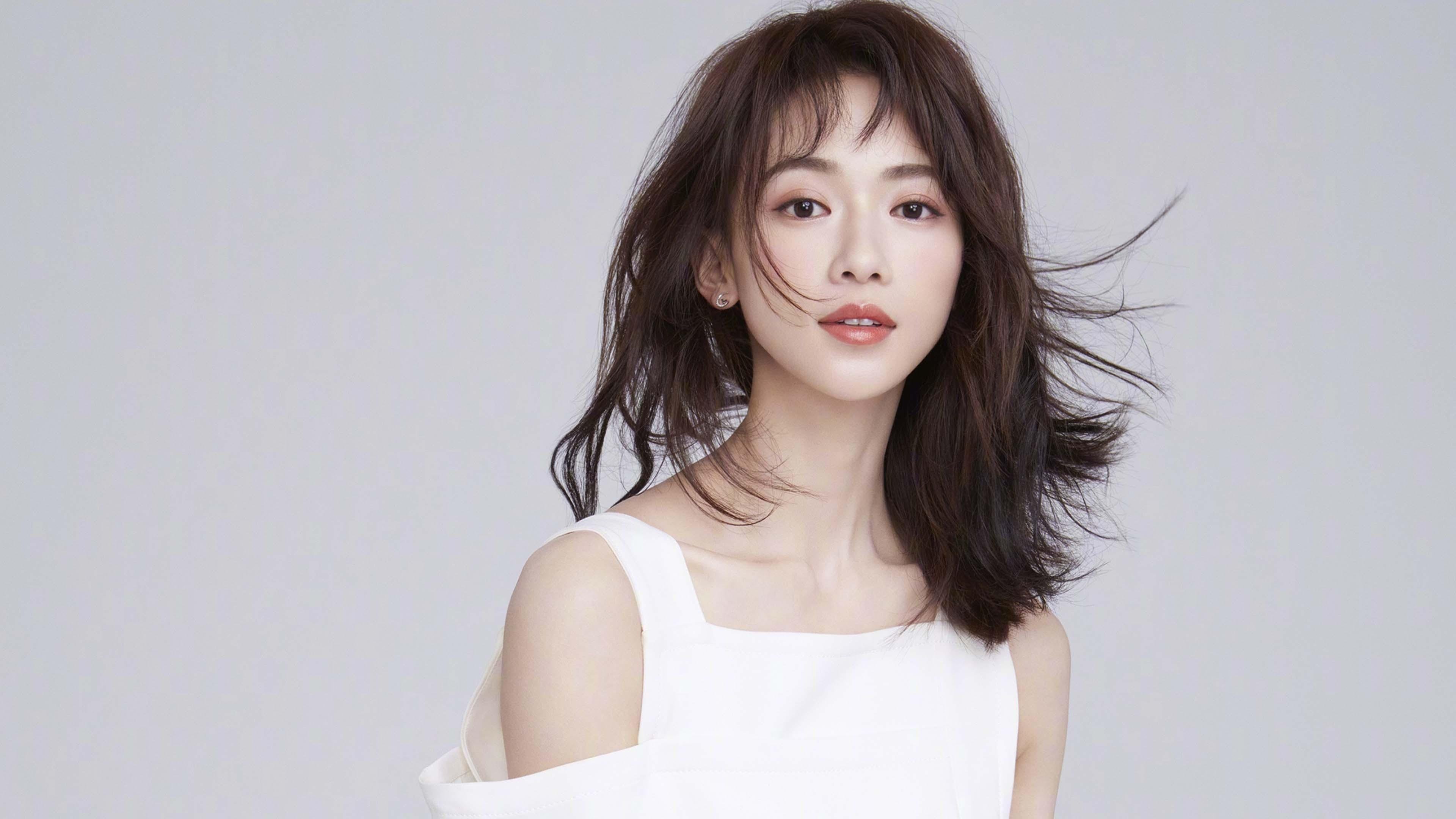 “高新体育中心:健力选手破纪录,举重赛场力与美的完美呈现”